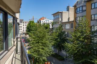<p>VOLLEDIG VERNIEUWD APPARTEMENT VAN 130 M² MET 3 SLAAPKAMERS IN HET CENTRUM VAN OOSTENDE<br />In de residentie Sirmione, gelegen in de rustige Kaaistraat, bevindt zich dit volledig vernieuwde appartement van 130 m². Dankzij de centrale ligging bevinden winkels, restaurants, de jachthaven, het station en de zeedijk zich op wandelafstand.<br />De ruime inkomhal met ingemaakte kasten geeft toegang tot de woonkamer. Een stijlvolle metalen deur vormt een elegante scheiding tussen de inkomhal en de leefruimte. De grote raampartijen zorgen voor een aangename lichtinval. Aansluitend bevindt zich de luxueus ingerichte open keuken, afgewerkt met oog voor detail.<br />Verder beschikt het appartement over drie ruime slaapkamers, telkens voorzien van ingemaakte kasten. Vanuit de slaapkamers is er toegang tot het balkon. Daarnaast zijn er een stijlvol afgewerkte badkamer, een praktische berging en een afzonderlijk toilet.<br />Een privatieve kelder biedt extra bergruimte. In de buurt bestaat de mogelijkheid om een garage of parkeerplaats te huren.<br />Door de recente renovatie, de kwalitatieve afwerking, de praktische indeling en de centrale ligging is dit appartement een uitstekende keuze als vaste woonst, tweede verblijf of investering.</p>

<ul>
	<li>Oppervlakte: 130 m²</li>
	<li>Luxueuze afwerking</li>
	<li>Veel ingemaakte kasten</li>
	<li>Privatieve kelder</li>
	<li>KI: € 1.192</li>
	<li>Mogelijkheid tot huren van een parkeerplaats in de buurt</li>
	<li>EPC: 179 kWh/m²</li>
</ul>