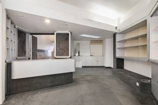 Zoekt u een commercieel gelegen handelspand in het centrum van Izegem? Dit charmante pand biedt niet alleen een ruime woonst met vier...