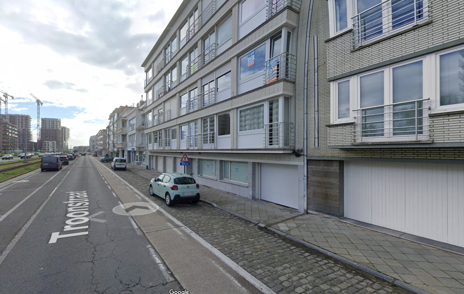 Ruime garagebox gelegen langs de Troonstraat.
	Afmeting: L563 xB294. Maximale hoogte 180
	Verdieping -1
	Onmiddellijk beschikbaar.