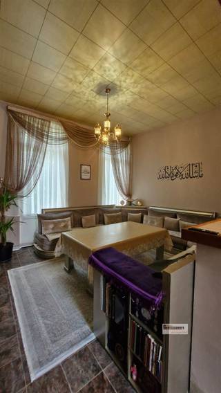 <p><span>Zeer gunstig gelegen triplex-appartement met vier slaapkamers.</span></p><p><span> </span></p><p><span>Het appartement is gelegen op de eerste, tweede en derde verdieping en heeft op de tussenverdieping een ruime badkamer.</span></p><p><span>Op de eerste verdieping is er een leefruimte met open keuken.</span></p><p><span>Op de tweede en derde verdieping zijn er telkens twee slaapkamers.</span></p><p><span>Overal dubbel beglazing. Centrale verwarming op gas.</span></p><p><span>Beschikbaar van 1 september.</span></p>