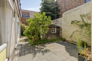 Deze charmante hoekwoning straalt authenticiteit en karakter uit dankzij de markante trapgevel, de gekanteelde lijstgevel en het charmant...