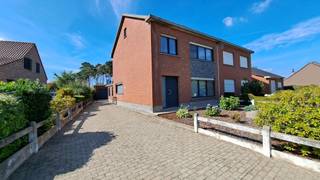 Instapklare halfopen bebouwing op 7a 21ca uit 1976 met drie slaapkamers, een aparte garage met tuinberging en een nog aan te leggen tuin, gericht naar het noordwesten.<br />Bewoonbare oppervlakte ca 150 m². Schrijnwerk werd vervangen in 2007. De woning beschikt over centrale verwarming op stookolie (aardgas in straat aanwezig), een nieuwe uitgeruste keuken en een badkamer in de achterbouw. Kleine veranda met toegang tot de tuin. Ruime oprit voor meerdere wagens. Gelegen langs de verbindingsbaan tussen Keerbergen en Schriek. Goede bereikbaarheid met privaat vervoer. Winkels, scholen, crèches, woonzorgcentra en grootwarenhuizen zijn allen gelegen binnen een straal van 3 km. EPC: 390 - label D.<br /><br />INDELING: zie plannen bij download rechts<br />GV: inkomhal met trap naar verdiep, toegang naar keuken en woonkamer, woonkamer, keuken met toegang naar was/stookplaats, was/stookplaats met brander en aansluiting wasmachine/droogkast, toegang tot een ruime berging, de badkamer met bad met douchescherm, lavabo en toilet en de veranda met toegang naar terras en tuin.<br />V1: overloop, naaikamer met luik naar zolder, slaapkamer 1 (16,7 m²), slaapkamer 2 (16,5 m²), slaapkamer 3 (10,5 m²)<br />V2: bergzolder onder dak<br />Apart: garage (26 m²) met elektrische poort en tuinberging (12 m²), verhardingen in betontegels en betonklinkers.<br /><br />AFWERKING:<br />Vloeren: keramische tegels, vinyl, beton, vast tapijt<br />Schrijnwerk: Draai- en kiepramen in Alu met HR-dubbel glas / rolluiken met horren, zonnestores in veranda<br />Muren: behangen, metselwerk<br />Plafonds: geschilderd pleisterwerk, houten planchetten<br /><br />STEDENBOUWKUNDIGE INFORMATIE:<br />Vergunning: JA<br />Gelegen in een nog niet vervallen verkaveling<br />Geen gerechtelijke maatregelen opgelegd<br />Geen voorkooprecht<br />Gelegen in woongebied met landelijk karakter<br />Niet gelegen in een effectief of mogelijks overstromingsgevoelig gebied.<br />Watertoets: P- en G-score: A