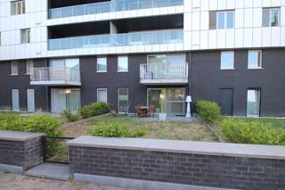 Dit knap appartement (van bj. 2012) is gelegen aan de achterkant van het gebouw en omvat o.a. 1 slaapkamer, een zuid/west-gerichte prive-tuin (!),...