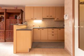 Gezellig appartement met ruime woonkamer en open keuken met alle modern comfort.<br />Badkamer met douche en lavabo en mogelijkheid tot plaatsen wasmachine. 2 ruime slaapkamers en een mooi, ruim en gezellig zonneterras. Zeer grote kelder op het gelijkvloers inbegrepen in de prijs! Een aanrader!