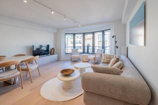 <p>Appartement de vacances élégant situé dans la Lippenslaan à Knokke-Heist, à courte distance de la mer. L’appartement est fini avec des matériaux de haute qualité et un souci du détail. Le séjour lumineux avec de grandes baies vitrées est doté d’un parquet en chêne et de stores lamellaires aux fenêtres.</p>
<p>Le hall d’entrée donne accès à des toilettes pour invités et à un débarras avec machine à laver/sèche-linge. Le salon et la salle à manger sont aménagés avec goût et s’ouvrent sur une cuisine moderne entièrement équipée avec un plan de travail en marbre et tous les appareils nécessaires.</p>
<p>L’appartement dispose de deux chambres, chacune avec accès à une terrasse ensoleillée. La chambre principale est équipée d’un grand dressing intégré et d’une salle de bains avec baignoire, douche combinée et double lavabo. La deuxième chambre comprend un lit supplémentaire et une douche séparée avec lavabo.</p>
<p>Tous les meubles, téléviseurs, accessoires, linge de lit et de bain sont inclus dans le prix de vente. Grande cave spacieuse.</p>