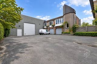 Grote loods met burelen, 3 garages, ruime buitenruimte en woning te koop in Hertsberge<br />Deze veelzijdige eigendom in Hertsberge biedt een ideale combinatie van wonen en werken en is bijzonder geschikt voor zelfstandigen, ondernemers of bedrijven die nood hebben aan ruime opslag-, werk- en kantoorruimte op één locatie.<br />De woning is toegankelijk via een inkomhal met gastentoilet. Vanuit de inkomhal bereikt u de 2 slaapkamers en de badkamer. Verder beschikt de woning over een ruime leefruimte en een keuken.<br />Buiten is er een oprit met plaats voor 2 wagens, een ruime voortuin en een grote achtertuin.<br />Via een afzonderlijke oprit krijgt u toegang tot het bedrijfsgedeelte met de loods, burelen en 3 garages.<br />De burelen, met een totale oppervlakte van ca. 184 m², zijn bereikbaar via een trap. De kantoorruimte bestaat uit een keuken, toilet, 5 afzonderlijke burelen en een vergaderruimte. <br />De loods heeft een oppervlakte van ca. 558 m² en biedt tal van mogelijkheden voor opslag, productie of andere bedrijfsactiviteiten. De loods is toegankelijk via een ruime poort van 5 m x 5 m, waardoor ook grotere voertuigen en materiaal eenvoudig binnen kunnen. In de loods zijn sanitaire voorzieningen en wateraansluiting aanwezig.<br />Daarnaast beschikt het pand over 3 garages en bevindt zich achteraan de loods een groot buitenterrein, dat kan dienen als extra opslagruimte, parking of manoeuvreerruimte.<br /><br />Voor het eigendom werd tevens een splitsingsplan opgenomen in een lopende vergunningsaanvraag. De aanvraag is momenteel nog in behandeling en biedt, onder voorbehoud van goedkeuring door de bevoegde instanties, bijkomende mogelijkheden voor het eigendom.<br /><br />Dankzij de combinatie van een ruime woning, grote loods, kantoorruimte, garages en uitgebreide buitenruimte biedt deze eigendom heel wat mogelijkheden voor wie wonen en ondernemen op dezelfde locatie wil combineren.<br /><br /><strong>Troeven van deze eigendom:</strong>
<ul>
	<li>Loods van ca. 558 m²</li>
	<li>Toegangspoorten van 5 m x 5 m</li>
	<li>Sanitair en water aanwezig in de loods</li>
	<li>Burelen van ca. 184 m²</li>
	<li>5 afzonderlijke burelen</li>
	<li>Vergaderruimte</li>
	<li>Keuken en toilet bij de burelen</li>
	<li>3 garages</li>
	<li>Groot buitenterrein achteraan</li>
	<li>Woning met 2 slaapkamers</li>
	<li>Ruime leefruimte</li>
	<li>Keuken en badkamer</li>
	<li>Grote voor- en achtertuin</li>
	<li>Meerdere opritten en parkeermogelijkheden</li>
	<li>Ideale combinatie van wonen, werken en opslag</li>
</ul>
- Stedenbouwkundige inl. in aanvraag<br /><br /> Contacteer PERSPECTIEF VASTGOED – 7 op 7 bereikbaar – voor meer informatie of een bezoek.
<div>
<div>
<div>
<div>
<div>
<div>
<div>
<div><span><span><span><span><span><span><span><span><span><span><span><span><span><span><span><span><span><span><span><span><span><span><span><span><span><span><span><span><span>Bel 050/550.750 of mail naar info@perspectiefvastgoed.be.</span></span></span></span></span></span></span></span></span></span></span></span></span></span></span></span></span></span></span></span></span></span></span></span></span></span></span></span></span></div>
</div>
</div>
</div>
</div>
</div>
</div>
</div>