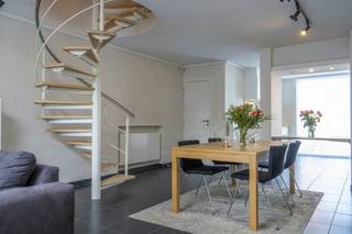 DISPOSITION : Rez-de-chaussée : - espace de vie lumineux avec coin salon- cuisine ouverte entièrement équipée - salle polyvalente pouvant servir...