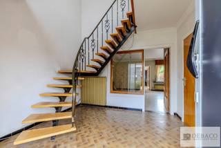 Ruime te renoveren woning met 3 slaapkamers en ruime tuin te Herenthout!<br /><br />Bent u op zoek naar een ruime woning die u volledig naar eigen smaak kunt renoveren en inrichten? Deze woning in Herenthout biedt met een bewoonbare oppervlakte van circa 180 m², drie ruime slaapkamers, een inpandige garage en een diepe tuin op een perceel van 482 m² heel wat mogelijkheden.<br /><br />De woning is rustig gelegen en vormt dankzij haar ruime indeling en praktische voorzieningen een interessante basis voor wie op zoek is naar een woning met veel potentieel.<br /><br />Bij het betreden van de woning komt u terecht in de inkomhal, die toegang biedt tot de ruime leefruimte. Aansluitend bevindt zich de keuken. Verder omvat het gelijkvloers een badkamer, uitgerust met een ligbad en toilet, en een praktische inpandige garage. Via de garage is er bovendien rechtstreeks toegang tot de tuin.<br /><br />De eerste verdieping is voorzien van 3 ruime en volwaardige slaapkamers, allemaal voorzien van rolluiken. <br /><br />Vervolgens is er nog een zolder (zonder vaste trap) aanwezig, alsook een kelder. <br /><br />Ten slotte beschikt deze woning over een ruime en diepe tuin op een perceel van 482m²! <br /><br />De EPC-waarde bedraagt 540 kWh/m² (Label F), renovatieplicht van toepassing! <br />Sted. voorschriften: Vg, Vv, Gmo, Gvkr, Wg, Geen maatregelen <br /><br />Troeven: <br />+ Ruime woning van circa 180 m² <br />+ Ligging op een gunstige locatie te Herenthout! <br />+ Veel potentieel<br />+ Diepe tuin op perceel van 482 m² <br />+ Inpandige garage met doorgang tot tuin! <br />+ 3 volwaardige en ruime slaapkamers <br /><br />Hebt u interesse in deze te renoveren woning met potentieel in Herenthout? <br />Contacteer ons via info@debaco.be of bel ons op 014/73.77.77 voor een bezoek ter plaatse!