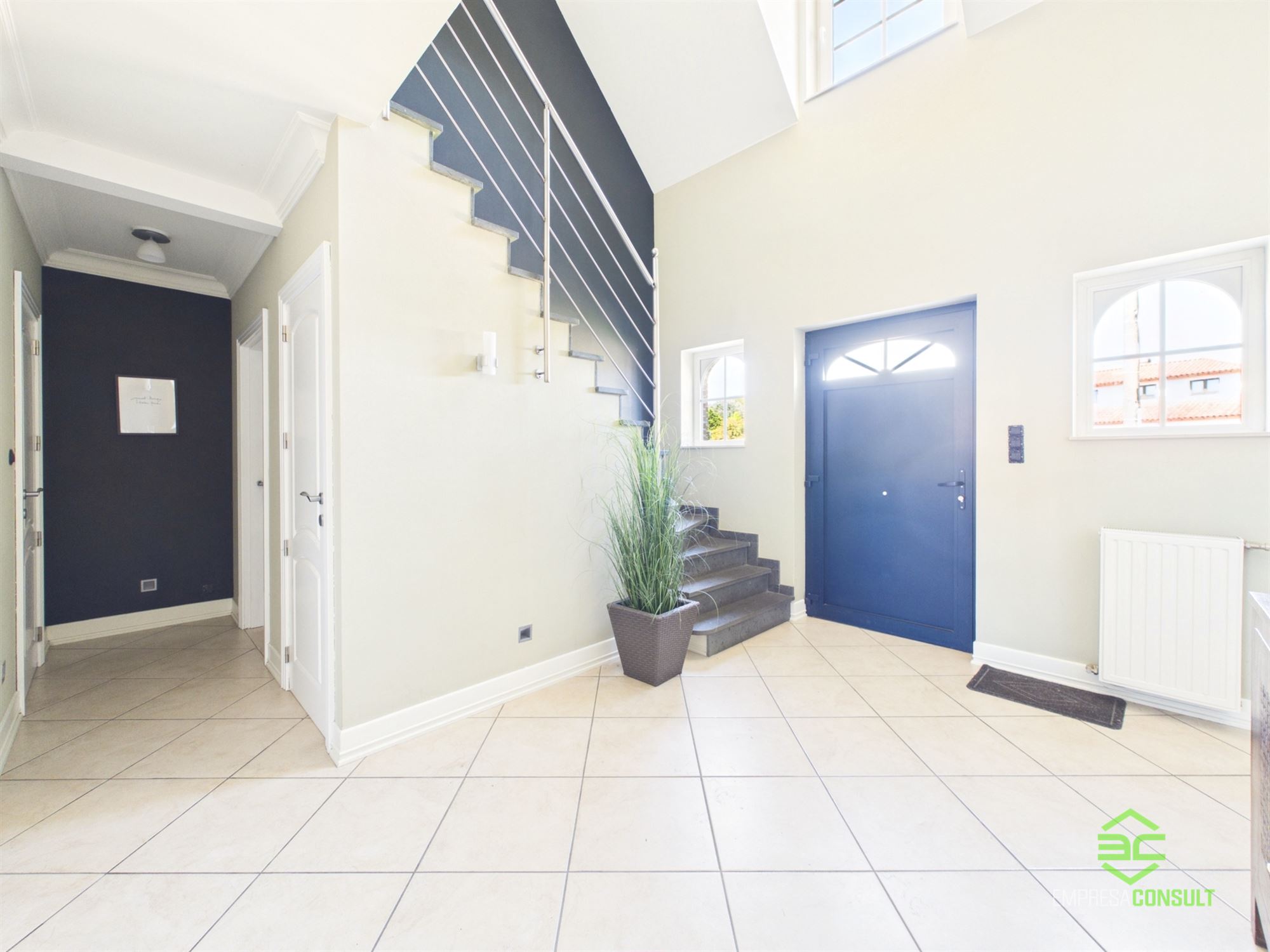 Ruime woning met 4/5 slpk en dubbele garage op 12a 50ca! - foto 4