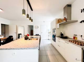 <p><span>Prachtig energiezuinig nieuwbouwappartement in hartje Hamme</span></p><p><span> </span></p><p><span>Dit luxueuze appartement is gelegen in een kleinschalig appartementencomplex (Kerckwijk), is autovrij en heeft een zeer rustige ligging achteraf.</span></p><p><span>Het nabije park sluit rechtstreeks aan bij de residentie en biedt een uniek kader om in te vertoeven en tot rust te komen.</span></p><p><span>De lift brengt je naar de 1ste verdieping. Je komt via de inkomhal binnen in de lichte leefruimte met open keuken (met aparte berging).</span></p><p><span>Deze keuken is all-in, met name kookvuur, dampkap, heteluchtoven, koelkast & vaatwas.</span></p><p><span>Het zonneterras is zuidgericht en biedt zowel zon als schaduw tijdens de warme zomermaanden. Het uitzicht op groen is hier eveneens een troef.</span></p><p><span>Er wordt verwarmd met vloerverwarming wat een gelijkmatige warmte geeft in alle ruimten en geen hinderlijke radiatoren in het zicht.</span></p><p><span>De badkamer beschikt over een ruime inloopdouche en 2 wastafels met kastruimte. Het toilet is apart.</span></p><p><span>De 2 slaapkamers zijn voldoende ruim en hebben vliegenramen.</span></p><p><span>En plus is er een ondergrondse parkeerplaats voorzien.</span></p><p><span> </span></p><p><span>Huurprijs: € 925/maand + €80 algemene kosten</span></p><p><span> </span></p><p><span>Wens je graag een bezichtiging?</span></p><p><span>Bel dan naar 052/50 50 00.</span></p><p><span>Wij plannen graag een afspraak in! </span></p><p><span> </span></p>
