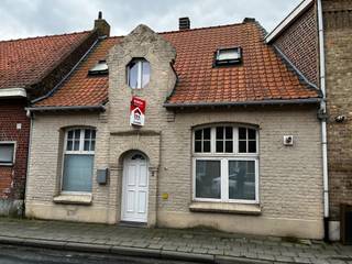 Ledegem: Woning te koop nabij het centrum van Ledegem.Deze woning met twee slaapkamers biedt talloze mogelijkheden om naar eigen wens in te richten...