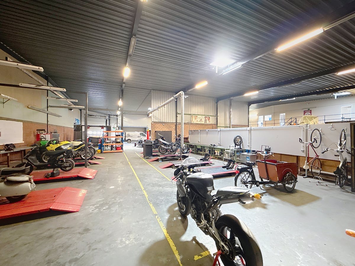 Warehouse (1,006 m²) with offices for rent near E40 Drongen - photo 4