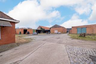 Kantoorgebouw/bureel van 229m2 met ruime parkingcommercieel gelijkvloers, bestaande uit verschillende kantoren, een keuken en een ruime zolder...