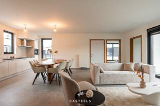 Comfort, ruimte en toekomstgericht wonen in een groene omgeving<br /><br />Aan de voet van de Vlaamse Ardennen, in het pittoreske Kluisbergen, bevindt zich een woonproject dat modern comfort en landelijke rust naadloos met elkaar verbindt. Binnen deze stijlvolle residentie stellen wij u graag dit 2-slaapkamerappartement op het tweede verdiep voor – een ruime, lichtrijke woning met alles in huis voor hedendaags én toekomstgericht wonen.<br /><br /><u><strong>Indeling en troeven</strong></u><br />Dit appartement beschikt over:<br />– Een ruime leefruimte met open keuken<br />– Twee volwaardige slaapkamers met natuurlijke lichtinval<br />– Een comfortabele badkamer, uitgerust met alle moderne voorzieningen<br />– Een praktische berging/wasruimte<br />– Een privéterras, ideaal om te ontspannen met zicht op de groene omgeving<br /><br />De oorspronkelijke opzet als serviceflat zorgt voor een doordachte indeling met brede doorgangen en vlotte circulatie. Dit maakt het appartement bijzonder geschikt voor rolstoelgebruikers of wie vooruitdenkt richting levenslang comfortabel wonen.<br /><br /><u><strong>Extra’s in de residentie</strong></u><br />Naast de hoogwaardige afwerking geniet u in deze residentie van:<br />– Een ventilatiesysteem<br />– Een gemeenschappelijke infraroodsauna<br />– Een prachtige binnentuin en ontspanningsruimtes zoals een zaal en pétanquebanen<br />– Een fietsenstalling, perfect voor de actieve bewoner<br /><br /><u><strong>Actie voor snelle beslissers</strong></u><br />Voor de eerste 15 verkochte appartementen bieden wij een exclusieve actie aan: kies zelf de kleur waarin uw binnenmuren herschilderd worden – voor een persoonlijke toets vanaf dag één.<br /><br /><strong><u>Leven in Kluisbergen</u></strong><br />Deze locatie biedt u een unieke combinatie van rust, natuur en gemeenschapsgevoel. Het Kluisbos, talrijke fiets- en wandelroutes, lokale activiteiten en een warme dorpskern zorgen ervoor dat u zich hier snel thuis zult voelen.<br />