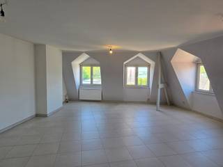 <p><span>RUIM APPARTEMENT 135M² MET 2 SLAAPKAMERS, BUREAU, TERRAS EN GARAGE</span></p><p><span>2de verdieping - ligging nabij centrum en Schelde-dijk met vlotte bereikbaarheid via N17, A12 en N16</span></p><p><span> </span></p><p><span>Inkomhal (10m²) / wc met handwas / ruime living met eetplaats (42m²) / ingerichte keuken (3,7 x 3,7m) / 2 slaapkamers (4,7 x 3,6m; 4,5 x 3,1m) met toegang tot ruim terras (9,5 x 1,1m) / badkamer (3,7 x 2,1m) voorzien van dubbele wastafel, ligbad en wc / bureau (2,8 x 2,4) / berging met wasplaats (4 x 1,5m).</span></p><p><span>Garage (6,1 x 3,7m).</span></p><p><span> </span></p><p><span>Appartement beschikt over 9 zonnepanelen.</span></p><p><span> </span></p><p><span>Lasten: € 25 / maand.</span></p><p><span> </span></p><p><span>Appartement is bewoonbaar door maximaal 3 personen.</span></p><p><span> </span></p>