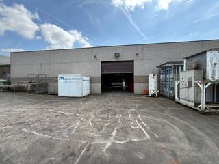 Een magazijn met een oppervlakte van 720 m² gelegen op een terrein van 5.000 m² te koop.<br /><br />Het magazijn is opgebouwd uit een staalconstructie en heeft een vrije hoogte van 4 meter. Het magazijn heeft 2 sectionale poorten, één aan de voorkant en één aan de achterkant.<br />Verder is het magazijn voorzien van een lichtstraat, een betonvloer en TL-verlichting. Nog heel wat uitbreidingsmogelijkheden op het perceel van 5.000m².<br />Het magazijn is geschikt voor opslag, productie, bewerking en verwerking van goederen, groothandel en andere industriële activiteiten.<br /><br />Het terrein is volledig afgesloten en biedt heel wat manoeuvreerruimte.<br /><br />Mogelijkheid tot aankoop van het naastgelegen perceel, met een oppervlakte van 9.111m² met een gebouw (magazijn met kantoor) van 994m². <br /><br />Contacteer PANORAMA B2B voor bijkomende inlichtingen of een vrijblijvend plaatsbezoek op het nummer 09 219 90 20.