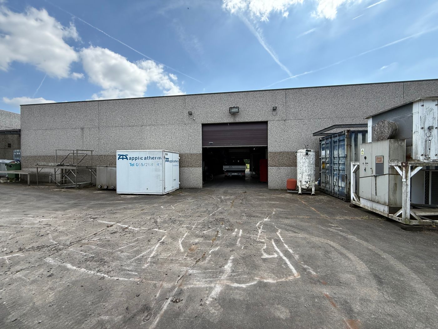 MAGAZIJN VAN 720 m² OP EEN TERREIN VAN 5.000 m² TE KOOP - foto 3