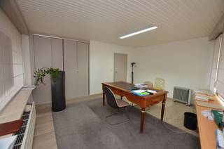 Oostende-Centrum, goed gelegen ruim handelsgelijkvoers (162m²) met veel lichtinval wegens hoekpand, bevindt zijn nabij Leopoldpark en op wandelafstand van alle belangrijke nutsvoorzieningen. <br /><br />Indeling:<br /><br />Inkomhall, 7 diverse kantoorruimtes of kamers, afzonderlijk toilet, kitchenette, 2 kelderbergingen. <br /><br />- Dubbele beglazing<br />- Individuele centrale verwarming op aardgas<br />- EPC label C.