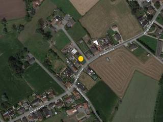 Deze woning, gelegen in de Kwaplasstraat te Torhout, geniet van een rustige, maar zeer praktische ligging. <br /><br />Winkels, scholen, het centrum en het station van Torhout bevinden zich vlot bereikbaar in de omgeving, terwijl de nabijheid van de E403 zorgt voor een uitstekende verbinding richting Brugge, Roeselare en Kortrijk. <br /><br />Ook natuurliefhebbers komen hier aan hun trekken dankzij de groene troeven van Torhout, met onder meer het Groenhovebos in de ruimere omgeving.<br /><br />INDELING VAN DE WONING<br /><br />GELIJKVLOERS<br /><br />- Inkomhal- Gastentoilet- Leefruimte met open keuken- Trap naar boven (via sas)- Berging- Inpandige garage<br />EERSTE VERDIEP<br /><br />- Nachthal met zolderluik- Apart toilet- Badkamer- 4 slaapkamers<br />ZOLDERVERDIEP<br /><br />- Zolderruimte<br />Afbeeldingen zijn steeds illustratief en contractueel niet bindend.<br /><br />De koper heeft deels nog inspraak in de stijl en afwerking van de woning voor zover deze zaken niet werden vastgelegd door vergunning of bestelling van materialen.<br /><br />TIP: Hoe sneller U beslist in de bouwfase, des te meer inspraak U heeft in de keuze van materialen en/of afwerking.<br /><br />ECO-uitvoering dat voldoet aan strenge energienormen.<br /><br />- Zonnepanelen- Doorgedreven isolatie- Warmtepomp i.p.v. gas- Vloerverwarming- Ventilatie D- Max. E-peil = 30- Elektriciteitsaansluiting : 3 fasen