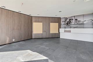 <p><span>NOUVELLES CONDITIONS</span></p><p><span>Welgelegen, propriété commerciale spacieuse dans un emplacement parfait. L'immeuble commercial très spacieux situé au rez-de-chaussée a une superficie totale d'un peu moins de 300 m² et est actuellement divisé en plusieurs zones (anciens locaux de KBC). De cette zone commerciale, il y a un accès direct au sous-sol spacieux qui est divisé en une zone de sous-sol et une salle voûtée. Le chauffage des locaux est électrique et peut également refroidir. La vente comprend 5 places de parking situées à l'arrière du bâtiment (entrée par la Breedstraat). Planifiez votre visite dès maintenant & et découvrez-en plus bientôt !</span></p>