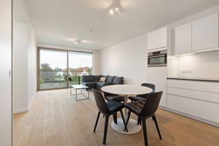 <p>Modern nieuwbouwappartement op de eerste verdieping van residentie 't Zout in Sint-Idesbald.</p>
<p>Inkomhal met ingemaakte vestiairekast, ruime woonkamer uitgevend op een aangenaam zonneterras met zicht op de tuin, ingerichte open keuken, grote slaapkamer, badkamer met inloopdouche en toilet, afzonderlijk toilet. Prachtige afwerking! Mogelijkheid tot aankoop garage.</p>
<p>Restaurant, fitnessruimte, buitenterras, sauna, fietslokaal.</p>
Verlaagd btw-tarief (12 %) en vrijstelling van onroerende voorheffing. Mooi huurrendement!