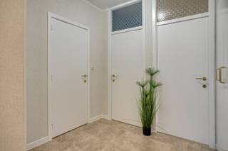 Op de bovenste verdieping vinden we dit instapklare appartement.... <br /><br />We betreden de Residentie 'Goudberg' via de achterkant van het gebouw, langs de ruime parking. Binnenkomen doen we via de ruime en stijlvolle inkomhal om zo de lift te nemen naar de 6e verdieping.<br />Het appartement beschikt over een hal met vestiairekast en apart gastentoilet. We komen de living binnen die over een groot raam beschikt met zicht op het centrum van Wevelgem en de wijde omgeving. De vernieuwde keuken is open gemaakt met de leefruimte. <br />Verder vinden we nog 2 volwaardige slaapkamers en een badkamer met douche en lavabomeubel.<br />Aan de voorzijde van het gebouw is er een ruim terras. Van hieruit hebben we een prachtig vergezicht!<br />Het appartement beschikt nog over een handige kelderberging en er is een mogelijkheid om een garagebox mee aan te kopen.<br /><br />Het appartement werd recent volledig gerenoveerd. Conforme elektrische keuring. <br />EPC label C, dus geen renovatieplicht!<br /><br />Een zeer goed onderhouden en instapklaar appartement, en dit pal in het centrum van Wevelgem. Op wandelafstand vinden we een ruime parking, winkels, de wekelijkse markt, openbaar vervoer, het park met bibliotheek,....