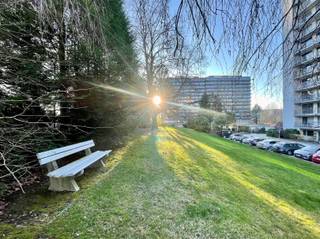 Dit recent gerenoveerde en lichtrijke appartement, met een breedte van circa 11 meter, is gelegen op de eerste verdieping van de verzorgde...