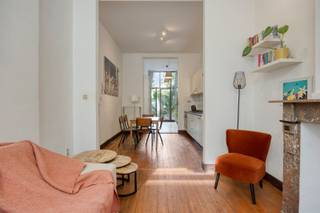 <p><span>Gunstig gelegen en instapklaar 1-slpk appartement met tuin. </span></p><p><span> </span></p><p><span>Het appartement is opgebouwd uit een open keuken met eetplaats en verder afzonderlijke zithoek/salon. </span></p><p><span>Aanpalend slaapkamer met berging. </span></p><p><span>Via slaapkamer doorgang naar aangename tuin/koer van 40 m². </span></p><p><span>Badkamer bevindt zich op de tussenverdieping in het gebouw en omvat ligbad, toilet, lavabo en aansluiting wasmachine.</span></p><p><span> </span></p><p><span>Instapklaar startersappartement. </span></p><p><span>Maandelijkse onkost € 50 (water en gemeenschappelijke elektriciteit)</span></p><p><span>Individuele elektriciteits- en gasmeter. </span></p><p><span>Beschikbaar 01 november 2026</span></p><p><span> </span></p><p><span> </span></p><p><span> </span></p>