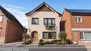 <p><strong><i><span>Te moderniseren woning met enorm potentieel op toplocatie in Boorsem</span></i></strong><i><span></span></i></p>
<p><i><span>In het charmante Boorsem, een deelgemeente van Maasmechelen, vind je deze te moderniseren woning met een zee aan mogelijkheden. Gelegen op een perceel van bijna<span> </span><strong>6 are</strong>, biedt deze eigendom de perfecte basis om jouw droomwoning te realiseren.</span></i></p>
<p><i><span>De woning beschikt over een degelijke structuur en kreeg ongeveer 15 jaar geleden nog<span> </span><strong>nieuwe ramen</strong>, wat alvast een mooie troef is bij renovatie. Binnenin vraagt het pand om een moderne update, maar precies dat biedt je de kans om alles naar eigen smaak en comfortniveau te vernieuwen. De ruimtes zijn goed ingedeeld en bieden tal van inrichtingsmogelijkheden voor zowel gezinnen als koppels die ruim willen wonen.</span></i></p>
<p><i><span>Buiten geniet je van een<span> </span><strong>royale tuin</strong><span> </span>die zich volledig leent voor ontspanning en buitenleven. Hier kan je<span> </span><strong>in alle rust genieten van het zonnetje</strong>, spelen met de kinderen, tuinieren of gewoon heerlijk relaxen in een groene omgeving. De rustige ligging versterkt het gevoel van privacy en buitenruimte.</span></i></p>
<p><i><span>De woning wordt<span> </span><strong>verwarmd op stookolie</strong><span> </span>en heeft een<span> </span><strong>kadastraal inkomen van €406</strong>, wat interessant is voor wie op zoek is naar een betaalbare renovatie met toekomstwaarde. Bovendien is het perceel<span> </span><strong>niet overstromingsgevoelig</strong>, wat extra gemoedsrust biedt.</span></i></p>
<p><i><span>Wat deze woning echt bijzonder maakt, is haar<span> </span><strong>uitstekende ligging aan de Windmolenweg</strong><span> </span>in Boorsem. Een aangename, rustige straat met een landelijke uitstraling, maar toch vlak bij alle voorzieningen.<span> </span><strong>Winkels, scholen en openbaar vervoer</strong><span> </span>bevinden zich op korte afstand, en dankzij de<span> </span><strong>nabijheid van de E314</strong><span> </span>bereik je moeiteloos omliggende steden zoals<span> </span><strong>Maastricht, Genk en Hasselt</strong>. Zelfs<span> </span><strong>Maastricht Aachen Airport</strong><span> </span>ligt op minder dan 20 minuten rijden – ideaal voor wie regelmatig reist.</span></i></p>
<p></p>
<p><em><span></span></em></p>