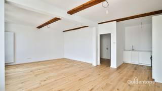 <p>Langs een aparte zij-ingang, betreden we via een authentieke trap het appartement op de 1ste verdieping. De zorgvuldige renovatie omvat een prachtige parketvloer die het appartement een elegante en warme uitstraling geeft. De ruime leefruimte, die naadloos overgaat in de open keuken, biedt een weids uitzicht met op de achtergrond de Sint-Gummaruskerk. Een grote glazen deur, geeft ons toegang naar het ruime dakterras, waardoor je kunt genieten van een unieke buitenervaring.</p><p>Het appartement beschikt voorts over twee ruime slaapkamers, een luxe badkamer met een moderne inloopdouche en dubbele wasbak. De aparte toilet en berging zorgen voor extra gemak. Kortom, dit appartement biedt niet alleen karakter en charme, maar ook het comfort van modern wonen.</p><p>Troeven:</p><p>Prachtig gerenoveerd,</p><p>top energetische score (A-label!),</p><p>Lichte en ruime leefruimte,</p><p>Twee ruime slaapkamers,</p><p>Gelegen in het hart van Lier, vlakbij de Grote Markt, de winkelstraat en het Zimmerplein.</p>