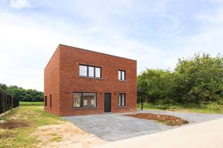 Voor verdere info: wouter.beckx@homixx.be of 016 199 349.<br /><br />VERKOOP ONDER REGISTRATIERECHTEN<br /><br />Wij stellen u deze exclusieve, open bebouwing voor te Begijnendijk. Deze instapklare (ver)nieuwbouwwoning combineert een modern leefcomfort met uitstekende materiaalkeuze, ontworpen om u volledig te ontzorgen. Met een indrukwekkende EPC-score bent u hier verzekerd van een uiterst energiezuinige toekomst.<br /><br />Bij het betreden van de woning valt meteen het open en lichtrijke karakter op. De royale leefruimte is voorzien van een prachtige open keuken, waar gekozen is voor een zeer kwalitatieve en hoogwaardige afwerking. Aansluitend bevindt zich een praktische berging die perfect dienstdoet als wasplaats. Op het gelijkvloers beschikt de woning eveneens over een modern gastentoilet.<br /><br />De verdieping biedt plaats aan drie volwaardige en ruime slaapkamers, ideaal voor een gezin of wie extra nood heeft aan een bureauruimte. De badkamer is uitgerust met kwalitatieve materialen en straalt de sfeer uit van een luxe hotelsuite. Daarnaast beschikt deze verdieping over een tweede toilet voor optimaal comfort.<br /><br />De woning is gelegen op een mooi en rustig perceel met een totale grondoppervlakte van 766 vierkante meter, waar u in alle privacy kan genieten van de buitenlucht. Aan parkeergelegenheid is er absoluut geen gebrek: uw wagen staat altijd beschut onder de comfortabele carport, en daarnaast zijn er nog twee extra buitenparkeerplaatsen voorzien op het terrein.