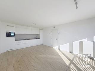 <p><span>EVERE: Vlak bij de NAVO en alle voorzieningen, mooi appartement met 1 slaapkamer van ±62 m² op de 7e verdieping met lift, bestaande uit: hal, badkamer met wasmachine en droger, toilet, slaapkamer van ±15 m², woonkamer van ±25 m², ingerichte keuken (oven, kookplaat, afzuigkap, koelkast, diepvriezer en vaatwasser), terras op het oosten, kelder nr. 31 en parkeerplaats nr. 66 inbegrepen. Kosten: Vast bedrag van 100 €/maand inclusief gemeenschappelijke kosten. 100 €/jaar voor de aansprakelijkheidsverzekering, 50 € eenmalige verhuiskosten, warm water en verwarming via HMS+. EPC B-. Onmiddellijk beschikbaar.</span></p>
<p><span> </span></p>
<p><u><span>Op de 7e verdieping, bereikbaar met de lift:</span></u></p>
<p><span> </span></p>
<ul>
<li><span>Entreehal</span></li>
<li><span>Badkamer met wasmachine en droger</span></li>
<li><span>Toilet</span></li>
<li><span>Slaapkamer ±15 m²</span></li>
<li><span>Woonkamer ±25m²</span></li>
<li><span>Ingerichte keuken (oven, kookplaat, afzuigkap, koelkast, vriezer en vaatwasser)</span></li>
<li><span>Terras op het oosten</span></li>
</ul>
<p><span>Kelder nr. 31 en parkeerplaats nr. 66 inbegrepen.</span></p>