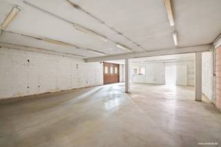 Appartement à l'état brut à vendre à Waregem (Desselgem) – avec hangar et parking à l'arrière.<br /><br />Cet ancien magasin, situé au cœur de Desselgem (Waregem), offre une excellente opportunité de le transformer en appartement.<br /><br />Cet appartement d’environ 80 m² est équipé de placards intégrés et bénéficie d’une belle luminosité grâce à la large baie vitrée à l’avant.<br /><br />À côté se trouve un vaste hangar de 107 m², idéal pour le stockage, un atelier, la logistique ou l’agrandissement de l’appartement. La présence de places de parking privées rend ce bien encore plus attractif.<br /><br />Atouts de ce bien :<br /><br />✔ Surface d’environ 80 m² avec placards intégrés ;<br />✔ Entrepôt attenant de 107 m² ;<br />✔ Parking privé à l’arrière ;<br />✔ Emplacement idéal à Waregem – Desselgem ;<br />✔ Bonne accessibilité et visibilité.<br /><br />Ce bien allie fonctionnalité, espace et superficie dans un emplacement de choix. Un investissement idéal pour ceux qui recherchent un appartement pratique avec un espace de rangement dans la région de Waregem.<br /><br />Traduit avec DeepL.com (version gratuite)