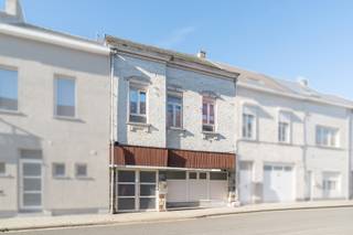 Ben je op zoek naar een ruime gezinswoning met 3 of 4 slaapkamers en zuidwest georiënteerde tuin op een strategische ligging? Gevonden!
<p>Op een interessante locatie nabij tal van voorzieningen, scholen, winkels en belangrijke invalswegen bevindt zich deze verrassend ruime woning met 172m² bewoonbare oppervlakte en verschillende mogelijkheden. Dankzij het gunstige EPC-label is er geen renovatieverplichting, wat betekent dat je hier zonder zorgen kan intrekken en stap voor stap verder kan optimaliseren naar eigen smaak.</p>
<p>Bij het binnenkomen word je verwelkomd in een ruime en lichtrijke inkomhal met aansluitend een praktische wasplaats en een eerste toilet. De leefruimte is aangenaam ingedeeld in een gezellige zithoek en een eetplaats en sluit naadloos aan op de ruime keuken. Vanuit de keuken heb je directe toegang tot de deels overdekte, zuidwest georiënteerde tuin waar je de hele middag en avond van de zon geniet. Achteraan bevindt zich bovendien een bijgebouw van ongeveer 30m², ideaal als hobbyruimte, praktijk, opslagplaats of atelier, en bovendien rechtstreeks bereikbaar via de inkomhal. Extra bergruimte vind je in de kelder.</p>
<p>Op de eerste verdieping tellen we drie volwaardige slaapkamers en een badkamer uitgerust met dubbele lavabo, douche in bad en een tweede toilet. Via een vaste trap bereik je de indrukwekkende zolderruimte van maar liefst 60m², waar eenvoudig meerdere extra slaapkamers en/of een bijkomende badkamer kunnen worden ingericht.</p>
<p>Ben je op zoek naar ruimte, potentieel en een sterke ligging in één pakket? Contacteer ons vandaag nog voor een bezoek en ontdek zelf de mogelijkheden van deze woning!</p>
