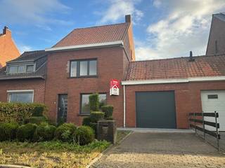 Gezinswoning met tuin in ZonnebekeTe koop: gesloten gezinswoning in de Menenstraat, Zonnebeke, met tuin en garage.Deze woning uit 1959 biedt een...