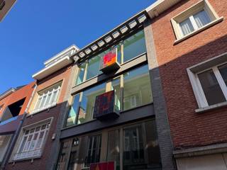 Wonen in het hart van Mechelen.Gelegen in centrum Mechelen, tussen Bruul en Ijzerenleen.Dit appartement is recent volledig gerenoveerd en combineer modern wooncomfort met een rustige ligging vlakbij het bruisende stadcentrum.Via de inkomhal bereiken we de living met open keuken en aansluitend terras. Verder beschikt het appartement over een gastentoilet, CV berging, 2 volwaardige slaapkamers en een praktisch ingerichte badkamer met inloopdouche, 2deurs spiegelkast en lavabomeubel.De aanwezigheid van een ruime private fietsberging en zolderberging maken dit appartement compleet..Mogelijkheid tot aankoop afgesloten garage.