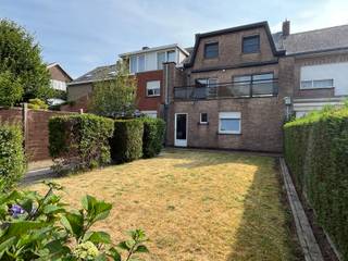 Kom deze rustig én centraal gelegen woning nu ontdekken. De woning dankt z’n mobiscore van 9/10 aan z’n ligging op wandel-/fietsafstand van...