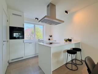 <strong>**OPENDEURDAG op woensdag 8 april 2026 van 15h - 17h!!**</strong><br /> <br />Dit energiezuinige, moderne nieuwbouwproject omvat 14 lichtrijke &amp; ruime doorloopappartementen met elk een eigen zonneterras/tuin en 1, 2 of 3 slaapkamers.<br />De oppervlaktes v/d appartementen variëren tussen 70m² en 97m².<br />Op het gelijkvloers bevindt zich ook een handelsruimte met maximale visibiliteit (= grote etalage).<br />Achterliggend bevinden zich 20 parkeerplaatsen.<br />Dit woonproject bevindt zich op een <strong>TOPLOCATIE te St-Andries</strong>, nl. op wandelafstand van alle faciliteiten (o.a. winkels, openbaar vervoer, invalswegen, scholen, Brugge centrum, Tilleghem bos, Koude Keuken...).<br /><br /><strong>*Appartement 0.01*</strong> is een ruim gelijkvloersappartement met 2 slaapkamers en zonnige tuin.<br />Oppervlakte: 97m<sup>2</sup>.<br />Comfortabele indeling: inkomhal met toilet, open keuken, ruime leefruimte uitgevend op de tuin, badkamer, 2 slaapkamers en berging/wasplaats.<br />Het appartement kan afgewerkt worden naar uw smaak! Badkamer, keuken, vloeren... kunnen door de klant gekozen worden.<br /><br />Aan de achterzijde van het gebouw bevinden zich 20 staanplaatsen.<br />Elk appartement dient een staanplaats aan te kopen.<br />Tevens is er ook een fietsenstalling achteraan het gebouw.<br />Daarnaast kan er ook een kelderberging aangekocht worden.<br /><br />De appartementen worden uiterst energiezuinig gebouwd (E-peil 30) en voorzien van o.a.: superisolerend dubbel glas, zonnepanelen, warmtepomp, vloerverwarming, ventilatiesysteem,...<br />Er zijn ook 2 liften voorzien in het gebouw.<br /> <br />Kortom: trendy en kwalitatieve appartementen, afgewerkt op uw maat, waar u zorgeloos kan genieten! <br /><br />Prijs appartement 0.01: 412.000 EUR (excl. kosten).<br />Prijs staanplaats: 20.000 EUR (excl. kosten)<br />Prijs kelderberging: 5.000 EUR (excl. kosten)<br />Verkoop onder BTW-stelsel.<br />! Mogelijkheid tot 6% btw indien voldaan wordt aan de voorwaarden !