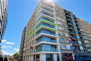 Op zoek naar een luxueus en instapklaar appartement met panoramisch zeezicht in het hart van Blankenberge?<br /><br />Dan is dit stijlvolle, gemeubelde tweeslaapkamerappartement op de vierde verdieping een unieke opportuniteit.<br /><br />Dankzij de uitzonderlijke ligging geniet u hier van een adembenemend uitzicht over zee en strand, terwijl winkels, het Leopoldpark, de jachthaven en openbaar vervoer zich op wandelafstand bevinden.<br /><br />Via de inkomhal komt u terecht in de lichtrijke woonkamer, waar grote raampartijen uitgeven op het terras met een prachtig panoramisch zeezicht. Aansluitend bevindt zich de volledig uitgeruste keuken, voorzien van een kookplaat met dampkap, spoelbak, koelkast met vriesvak, oven en vaatwasser. Vanuit de nachthal bereikt u een praktische berging, uitgerust met een wasmachine, droogkast en strijkplank.<br /><br />Het appartement beschikt over twee volwaardige slaapkamers, beide met ingebouwde kasten. De badkamer is modern ingericht en voorzien van een inloopdouche, dubbele lavabo en toilet. Daarnaast is er ook nog een apart gastentoilet aanwezig.<br /><br />Het appartement is volledig gemeubeld en uitgerust met alle nodige huisraad, waardoor het onmiddellijk instapklaar is. In het gebouw vindt u bovendien een vuilnisberging en een gemeenschappelijke fietsenberging. Er worden tevens twee fietsen ter beschikking gesteld van de huurder.<br /><br />Er bestaat bovendien de mogelijkheid om een gesloten garagebox te huren in de Van Maerlantstraat aan €150 per maand.<br /><br />Een uitzonderlijke opportuniteit aan de kust, waar luxe, licht en een topligging perfect samenkomen.<br /><br />Het appartement wordt uitsluitend verhuurd als tweede verblijf. In samenspraak met de eigenaar is het mogelijk dat deze het appartement gedurende enkele beperkte periodes zelf gebruikt, waarvoor een proportionele huurvermindering wordt voorzien.<br /><br />De huurperiode bedraagt minimaal één jaar en is verlengbaar in onderling overleg.<br /><br />EPB in aanvraag.<br /><br />Aarzel niet en plan vandaag nog uw bezoek!<br /><br />Onmiddellijk beschikbaar<br /><br />Provisie algemene kosten: €50/maand.<br /><br />