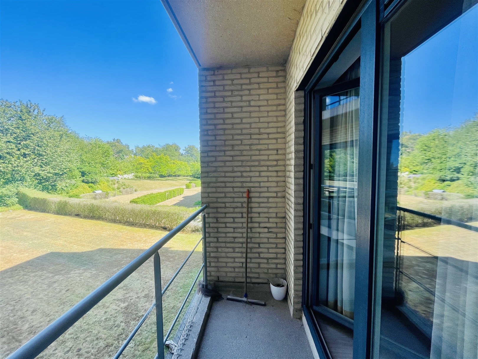 Gerenoveerde studio met terras nabij Shopping Center! - foto 2