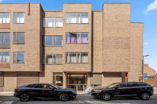 Dit appartement is zeer goed gelegen in het centrum van Tienen. Makkelijk bereikbaar via E40, kortbij bushalte en treinstation. Het appartement bevindt zich op de 2e verdieping en is bereikbaar met lift. Het omvat: inkom, toilet, 2 slaapkamers, ruime leefruimte, keuken met berging en een badkamer met plaats voor wasmachine en droogkast. Bovendien beschikt u over een privatieve kelder van 8m² en een gemeenschappelijke tuin op de binnenplaats. Centrale verwarming via condensatieketel aardgas en overal zijn er ALU ramen met dubbel glas. Mogelijkheid om autostaanplaats te kopen in de residentie of garage of autostaanplaats huren in dezelfde straat. Maak snel een afspraak voor dit appartement in het centrum van Tienen.