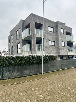 Dit modern appartement is gelegen aan de stadrand van Aalst en toch op wandelafstand van het centrum en in de nabijheid van winkels-scholen en supermarkten. Het appartement bestaat uit inkom, toilet, badkamer met inloopdouche, ruime lichtrijke living van 30m2. Via de gezellige keuken is er toegang tot het terras waar het aangenaam vertoeven is. Aansluitend op de keuken is er nog een praktische berging voor plaatsen van wasmachine/droogkast en diepvriezer. Het appartement is gelegen op de 1ste verdieping en is ook bereikbaar via een centrale lift. Extra is er nog een fietsenberging en parking inbegrepen in de huurprijs. Kortom dit gezellig appartement is energiezuinig en zeer lichtrijk met ruim terras!  Vrij vanaf maart 2026 en mogelijkheid tot huren van garage rechtover het appartementsgebouw! Geen extra kosten ! 