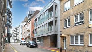 À un emplacement de premier choix, à proximité de toutes les commodités commerciales et à deux pas de la mer et de la plage, vous trouverez...