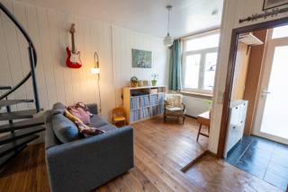 Woning met 3 slaapkamers op rustige ligging in Gentbrugge<br /><br />Charmante starterswoning in rustige buurt.<br /><br />Deze woning is ideaal voor wie op zoek is naar een thuis die volledig naar eigen smaak kan worden ingericht. <br /><br />Mits enkele renovatiewerken biedt dit pand tal van mogelijkheden.<br /><br />Op het gelijkvloers bevindt zich een lichtrijke leefruimte, aansluitend een keuken, badkamer en een koertje. De eerste verdieping bevat twee slaapkamers. Op de tweede verdieping bevindt zich een zeer ruime derde kamer die polyvalent kan worden ingericht als slaapkamer, bureau, hobbyruimte en/of werkplek.<br /><br />De woning is gelegen in een groene en aangename omgeving, op wandelafstand van de Gentbrugse Meersen en het Keizerpark. Tegelijk bevind je je op een steenworp van het bruisende centrum van Gent.<br /><br />De bereikbaarheid is een absolute troef: vlotte verbindingen via de R4, E40 en E17, evenals een goede ontsluiting met het openbaar vervoer. Met een Mobiscore van 9,4/10 geniet je hier van een uiterst praktische ligging. Winkels, horeca, scholen en kinderopvang bevinden zich bovendien in de directe omgeving.<br /><br />Kortom, een woning met karakter en potentieel op een gegeerde locatie — een unieke kans voor starters of investeerders.<br /><br />Bezoekdagen 9 en 10 Mei op afspraak. <br />Gelieve contact op nemen via mail met julie-verougstraete@hotmail.com