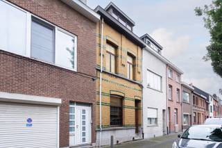 In een rustige en gezellige woonstraat in Wilrijk bevindt zich deze te renoveren gezinswoning met een bewoonbare oppervlakte van ca. 202 m² en een uitzonderlijk ruime, zuidoostgerichte tuin van ca. 155 m². <br /><br />Dankzij de centrale ligging nabij winkels, scholen, openbaar vervoer, Velo, de Ring van Antwerpen, de A12 en de E19 geniet u hier van een uitstekende bereikbaarheid.<br /><br />De woning dient volledig gerenoveerd te worden, maar biedt daardoor de unieke kans om alles volledig naar eigen smaak en wensen in te richten. Met haar ruime volumes zijn er tal van mogelijkheden, waaronder het creëren van 4 à 5 slaapkamers en 2 badkamers.<br /><br />De diepe tuin vormt een absolute meerwaarde en biedt volop ruimte om te genieten van rust, groen en privacy. Een ideale opportuniteit voor wie op zoek is naar een woning met karakter, potentieel en de mogelijkheid om een echte thuis op maat te realiseren.<br /><br />Opgelet: de woning wordt verkocht via een beperkte verkoopperiode. De verkoper neemt een beslissing over de ontvangen biedingen op 22 juni.<br /><br />Stedenbouwkundige inlichtingen: in aanvraag.