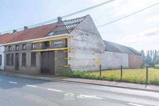 VALIMMAS verkoopt te Asse deze projectgrond voor 4 ééngezinswoningen (3x gesloten en 1x open bebouwing)....

Goedgekeurde omgevingsvergunning voor het bouwen van 4 woningen, zijnde drie gesloten bebouwingen langsheen de Edingsesteenweg 35 en één open bebouwing langsheen de Terlindenweg.   
Omgevingsvergunning dd 16/06/2025 (OMV_2025038990):    

	drie gesloten bebouwingen met zadeldak:   
    → lot 1 = 409m² / lot 2 = 404m² / lot 3 = 327m²   
    → inplanting gelijkvloers: 8m breed x 15m diep (± 120m²)   
   → kelder   
   → gelijkvloers = hal, wc, garage, living, keuken en bureel + autostandplaats in de voortuin   
   → verdieping = 4 slaapkamers en badkamer   
   → ingerichte dakverdieping = master bedroom met dressing en badkamer   

	één open bebouwing met plat dak:   
   → lot 4 = 656m²   
   → inplanting gelijkvloers: 8,30m breed x 15m diep (± 124m²)   
   → kelder (straatniveau) = hal, kelder, dubbele garage + twee autostandplaatsen in de voortuin   
   → gelijkvloers (tuinniveau) = hal, wc, living, keuken en berging    
   → verdieping: slaapkamers en badkamer   

De loten kunnen pas verkocht worden na slopen bestaande woning en weghalen van alle verhardingen. De omgevingsvergunningen (bouwvergunning en verkavelingsvergunning) op aanvraag te bekomen.    

Gelegen aan de rand van het centrum, op wandelafstand van winkels, scholen, bushaltes, station, Markt… Gemakkelijke verbinding naar E40.  Prima Mobiscore = 8,7/10.   