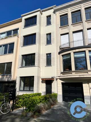 Gelieve enkel te reageren per email: dries@searchrealestate.be <br /><br />Dit instapklare twee slaapkamer appartement is gelegen op de residentiële Koninklijkelaan te Berchem Pulhof, temidden van de statige burgerwoningen en in de onmiddellijke omgeving van parken, openbaar vervoer, winkels, restaurants, autostrades, … Een werkelijke TOP-locatie!<br /><br />Het appartement is gelegen op de tweede verdieping van een kleinschalig gebouw en bestaat uit een ruime leefruimte (32m2) met open ingerichte keuken. Aansluitend is er een klein balkon. Via de lange gang kom je in de twee slaapkamers (16m2 en 8m2). Verder is het appartement voorzien van een ruime badkamer met inloopdouche en dubbele lavabo en een apart toilet. Het volledige appartement werd recentelijk volledig gerenoveerd met kwaliteitsvolle, hoogwaardige materialen (parketvloeren, stores, inbouwarmaturen,…).<br /><br />In de kelderverdieping is er een grote privatieve kelder (12m2) aanwezig voor extra bergruimte.<br /><br />Troeven: TOP ligging, volledig gerenoveerd, ruime kamers, EPC 140 kWh/m2, dubbel glas, elektrische conforme installatie, parketvloer, lage algemene kosten, …<br /><br />Huurprijs: 1150€ + 50€ gemeenschappelijke kosten.<br /><br />Het appartement is beschikbaar vanaf 01 september 2026. <br /><br />Graag een bezoek ter plaatse? Mail Dries: dries@searchrealestate.be<br />