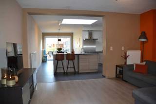 Instapklare woning met diepe tuin vlakbij Nieuwe Kaai<br /><br />De woning werd in 2012 volledig gerenoveerd. Het resultaat is een hedendaagse woning met een open beleving en een bijzonder praktische indeling. De benedenverdieping vormt één grote leefruimte, terwijl de bovenverdiepingen optimaal zijn ingericht voor een comfortabel gezinsleven.<br /><br /><br />De troeven op een rij:<br /><br />Vrijwel de volledige woning werd vernieuwd (2012), inclusief een moderne uitbouw voor de keuken en eetkamer.<br /><br />Ruimtelijke benedenverdieping:<br />* open leefruimte met veel lichtinval<br />* bureauruimte (ook perfect in te richten als speelhoek of extra zithoek)<br />* open keuken met eiland, directe verbinding naar de eetkamer en zicht op de tuin<br />* praktische berging/wasplaats met ingemaakte kasten<br />* gastentoilet<br /><br />Eerste verdieping: <br />* 2 ruime (kinder)kamers en een badkamer met douche, lavabo en toilet.<br /><br />Tweede verdieping (Master Suite): <br />* een volledige privéverdieping voor het koppel<br />* royale slaapkamer<br />* aansluitend een luxueuze badkamer met inloopdouche, ligbad, dubbele lavabo en toilet.<br /><br />Buitenruimte &amp; Tuin:<br />* diepe, groene tuin (30 meter) met een ruim terras<br />* tuinhuis met gezellige, overdekte lounge<br />* de verschillende oriëntaties van terras en lounge zorgen voor steeds een aangename plek in zon of schaduw<br /><br /><br />Extra Comfort:<br />* droge kelder (20 m²) voor extra opslag<br />* parkeergelegenheid voor de deur voor zowel auto als fietsen<br /><br />Toplocatie:<br />* rustig gelegen<br />* op wandelafstand van scholen, supermarkten en de Nieuwe Kaai<br />* vlotte verbinding naar het centrum en de ring van Turnhout<br /><br />Wenst u de woning zelf te ontdekken?<br />gsm: 0494/99.04.37