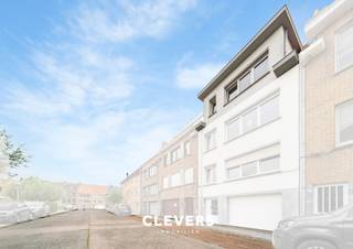 Gelegen aan de rand van het stadscentrum van Blankenberge, verwelkomt dit ruim appartement u op de derde verdieping van een charmante,...