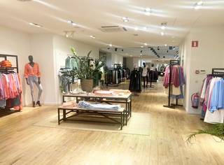 Op de beste commerciële ligging van Mol, in de Statiestraat 15, bieden wij deze ruime en instapklare winkelruimte te huur aan. Het pand was...